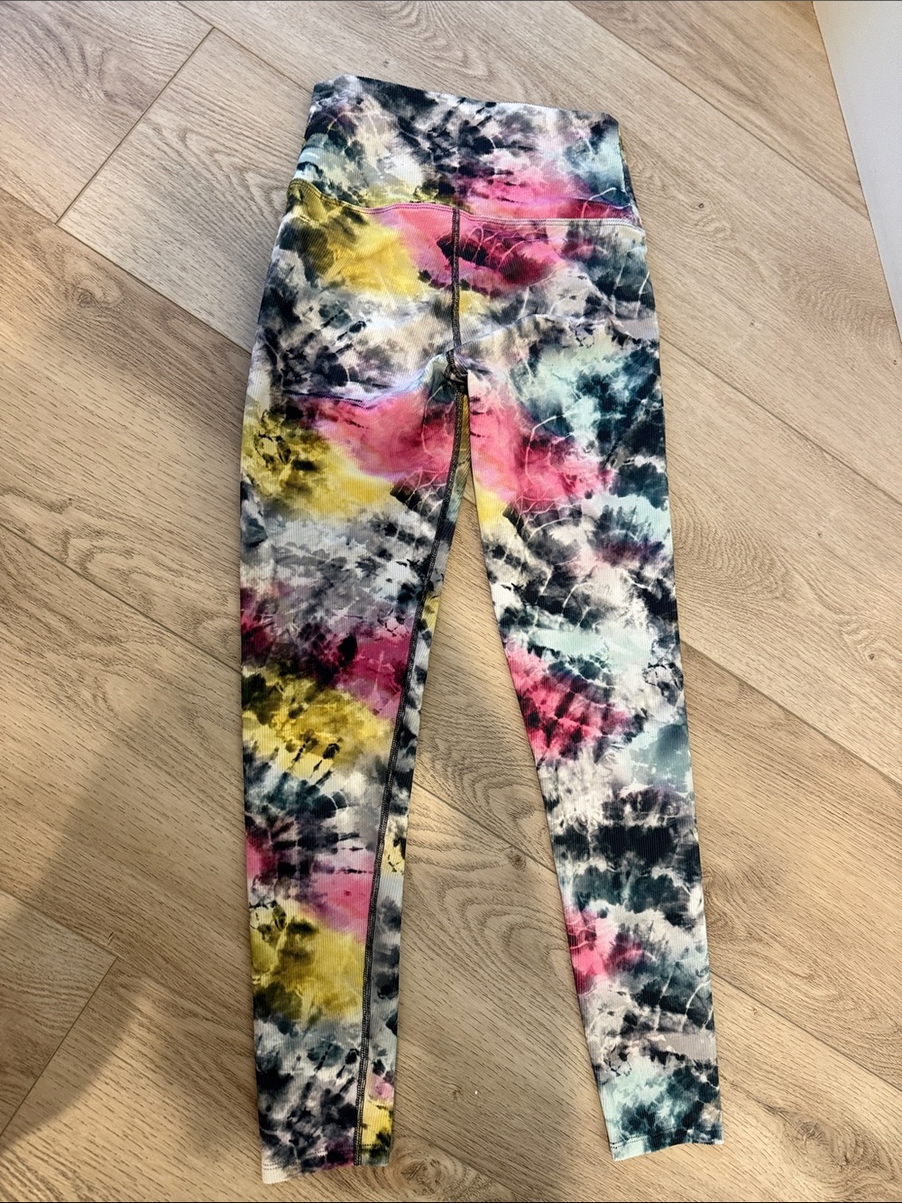 Beach Riot women's Tie-Dye Leggings in Yellow, Pink & Blue - Picture 4 of 4